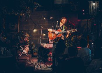 Daniel Gnatali transita entre o folk-pop e a MPB em seu primeiro EP, “Antes do Sol”