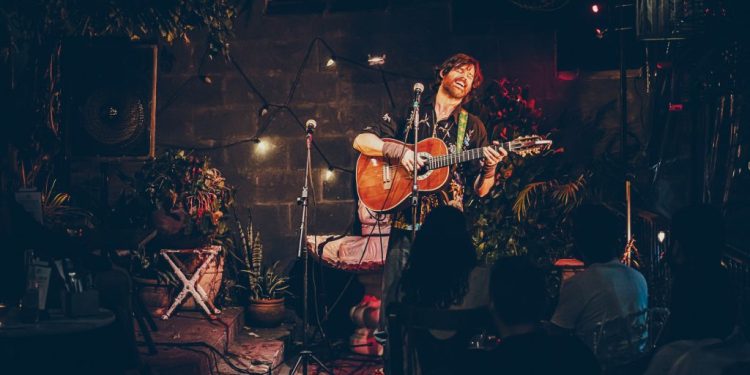 Daniel Gnatali transita entre o folk-pop e a MPB em seu primeiro EP, “Antes do Sol” Daniel Gnatali transita entre o folk-pop e a MPB em seu primeiro EP, “Antes do Sol”