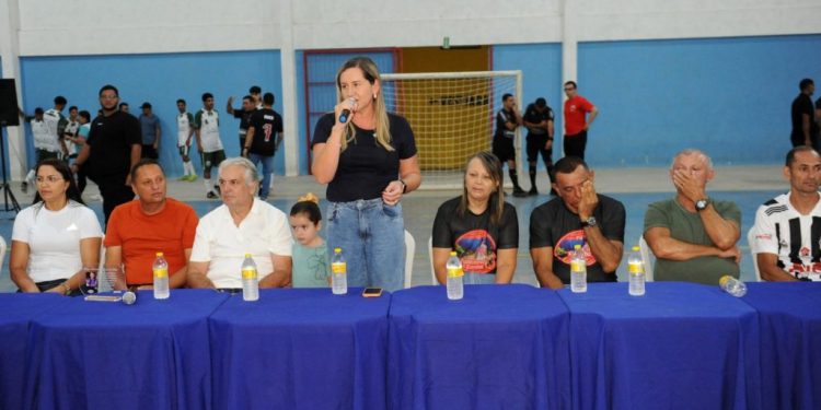 Com homenagem emocionante, Copa Monteirense de Futsal é aberta em noite de ginásio lotado