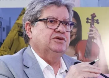 Em Carta de Despedida, João Azevêdo agradece à população paraibana e destaca continuidade do Governo