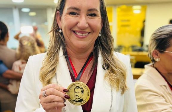 Prefeita Ana Paula Oliveira recebe Medalha Epitácio Pessoa da Assembleia Legislativa Da Paraíba