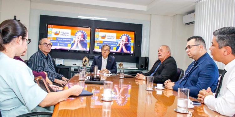 TCE-PB recebe prefeito de Patos para discutir políticas públicas com foco na Primeira Infância