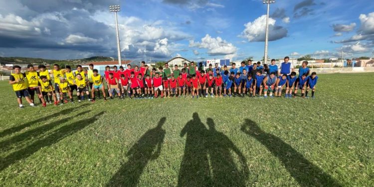 Com sucesso, Escolinha de Futebol de Campo, comandada pelo ex-vereador Cordeirinho, foi inaugurada neste sábado(18), em Sumé.