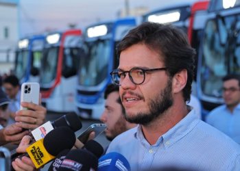 Bruno destaca diálogo político durante entrega de novos ônibus e novos tratores em Campina Grande