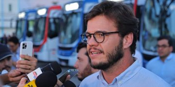 Bruno destaca diálogo político durante entrega de novos ônibus e novos tratores em Campina Grande