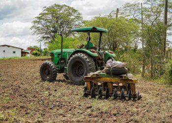 Prefeitura de Campina Grande intensifica ações de corte de terra e recuperação de estradas