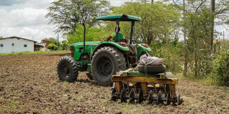 Prefeitura de Campina Grande intensifica ações de corte de terra e recuperação de estradas