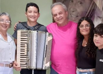 Entre poesia e música: professora Angélica Costa conduz alunos em homenagem a Flávio José