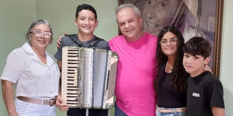 Entre poesia e música: professora Angélica Costa conduz alunos em homenagem a Flávio José