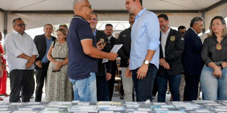 Governador Lucas Ribeiro reforça política de segurança com devolução de 500 celulares pela Operação Recupera
