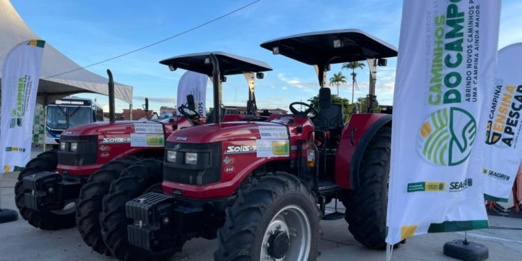 Secretaria de Agricultura de Campina Grande recebe dois novos tratores para o corte de terra