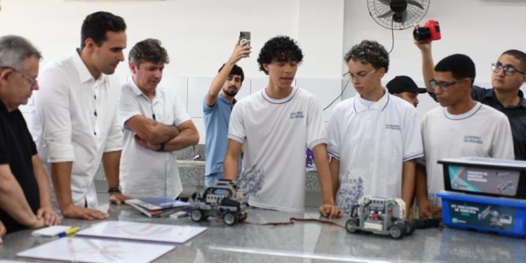 Governador Lucas Ribeiro entrega reforma e ampliação de escola em Campina Grande e reforça investimentos na educação