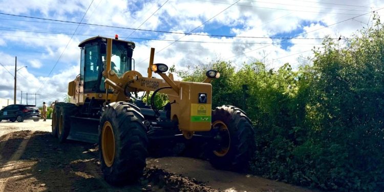 Campina Grande recebe do senador Veneziano Vital do Rêgo motoniveladora para fortalecer serviços nas áreas urbanas e rurais