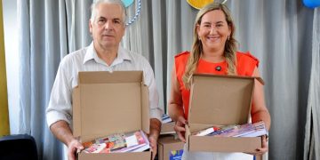 Prefeita Ana Paula, vice-prefeito Cajó Menezes e vereadores entregam kits escolares a estudantes da Rede Municipal