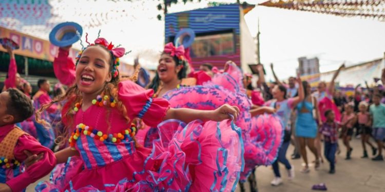 “Maior Quadrilhão Junino do Mundo” volta ao Parque do Povo em busca de mais um recorde em 2026 “Maior Quadrilhão Junino do Mundo” volta ao Parque do Povo em busca de mais um recorde em 2026