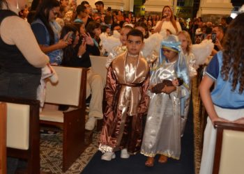 Alunos da Rede Municipal participam da Noite Mariana na Igreja Matriz de Monteiro