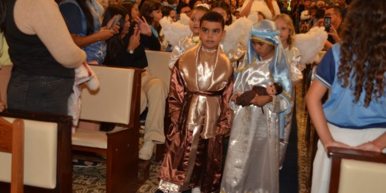 Alunos da Rede Municipal participam da Noite Mariana na Igreja Matriz de Monteiro