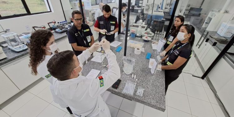 Procon-CG capacita fiscais para identificar metanol em cachaças durante O Maior São João do Mundo Procon-CG capacita fiscais para identificar metanol em cachaças durante O Maior São João do Mundo