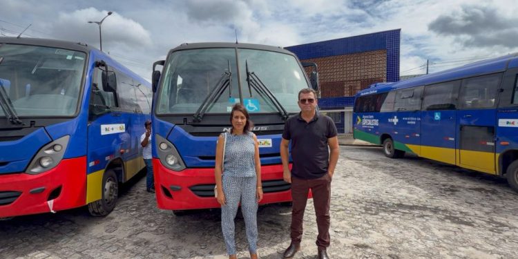 Prefeitura de Sumé recebe micro-ônibus destinado ao transporte de pacientes da saúde do município