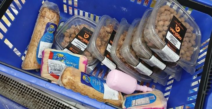 MP-Procon autua supermercados em Sumé e apreende produtos impróprios ao consumo