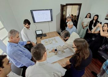 Chefe de Gabinete e vice-prefeito de Campina Grande apresentam a Dom Dulcênio o projeto de renovação do Palácio do Bispo