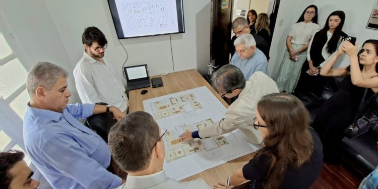 Chefe de Gabinete e vice-prefeito de Campina Grande apresentam a Dom Dulcênio o projeto de renovação do Palácio do Bispo
