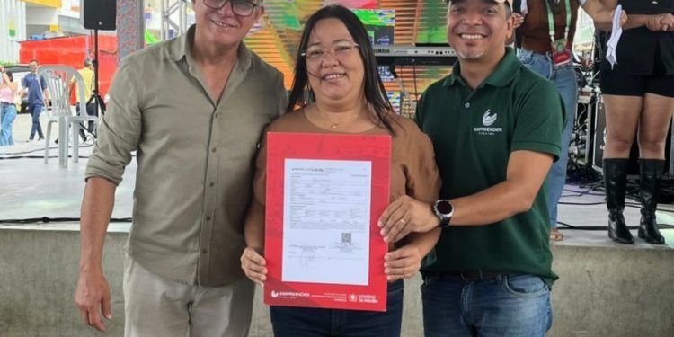 Empreender PB assina contratos e beneficia comerciantes de Cabaceiras, durante a 27ª Festa do Bode Rei