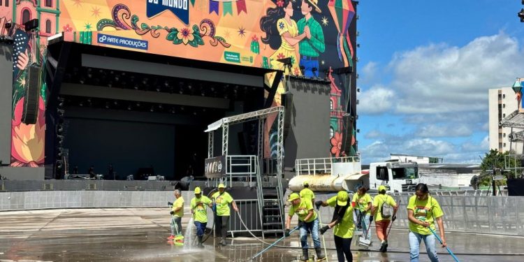 O Maior São João do Mundo: Equipe de limpeza da Prefeitura de Campina Grande garante espaços prontos para receber visitantes durante o evento O Maior São João do Mundo: Equipe de limpeza da Prefeitura de Campina Grande garante espaços prontos para receber visitantes durante o evento