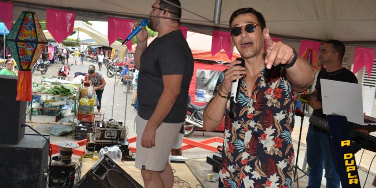 Luís e Júnior e Alanny Sanfoneira animaram mais uma edição do Forró na Feira em Monteiro
