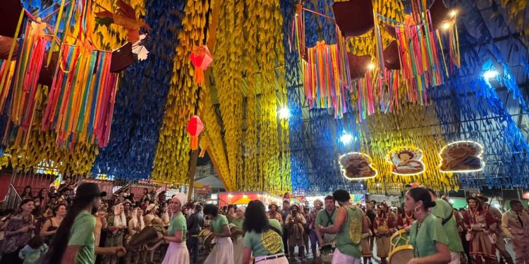 Maracagrande e grupos folclóricos levam tradição, brilho e emoção em cortejo n’O Maior São João do Mundo
