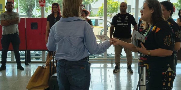 Prefeitura de Campina Grande leva ações de Educação em Saúde para turistas que desembarcam no aeroporto e rodoviária para O Maior São João do Mundo
