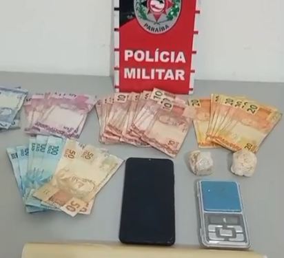 POLÍCIA MILITAR PRENDE HOMEM POR TRÁFICO DE DROGAS E APREENDE ENTORPECENTES EM SANTA LUZIA-PB