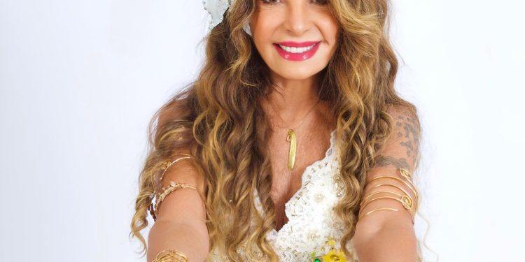 Elba Ramalho mantém tradição em Campina Grande e embala a véspera de São João no Parque do Povo