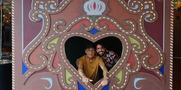 Celebrando a parceria que nutriu por anos com o Rei do Baião, Fagner visita exposição sobre Luiz Gonzaga n’O Maior São João do Mundo neste sábado (20)