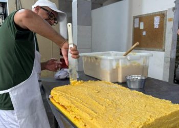 Dedicação e cuidados: saiba como é feita a preparação d’O Maior Bolo de Milho do Mundo