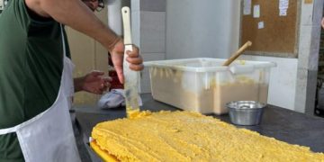 Dedicação e cuidados: saiba como é feita a preparação d’O Maior Bolo de Milho do Mundo