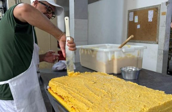 Dedicação e cuidados: saiba como é feita a preparação d’O Maior Bolo de Milho do Mundo