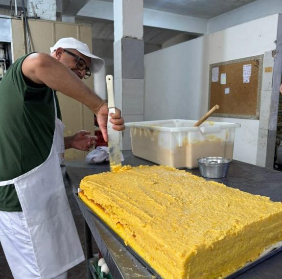 Dedicação e cuidados: saiba como é feita a preparação d’O Maior Bolo de Milho do Mundo