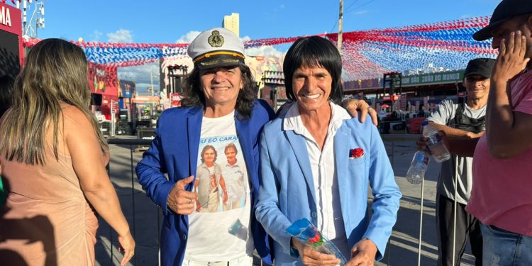 Unidos pela paixão ao Rei, sósias prestigiam show de Roberto Carlos no Maior São João do Mundo