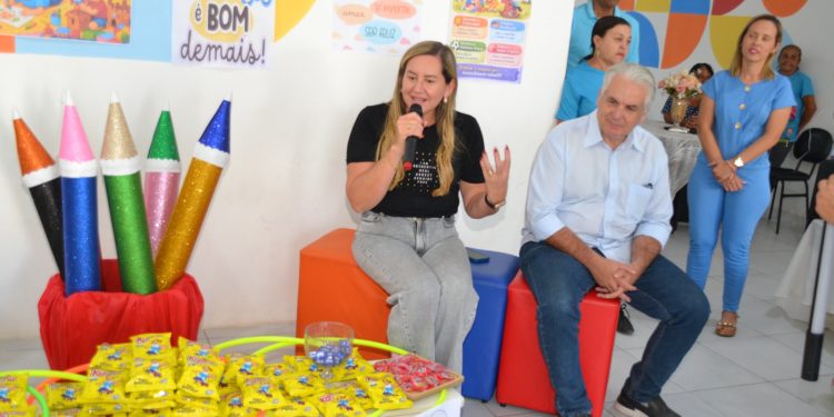 Prefeita Ana Paula e vice-prefeito Cajó Menezes entregam brinquedos pedagógicos nas creches municipais de Monteiro