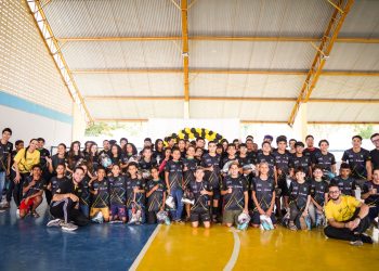Estudantes da Rede Municipal recebem uniformes e chuteiras do Projeto Futebol de Rua pela Educação
