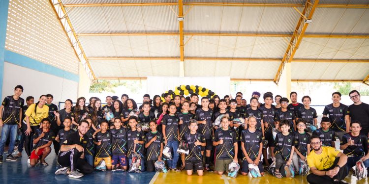 Estudantes da Rede Municipal recebem uniformes e chuteiras do Projeto Futebol de Rua pela Educação