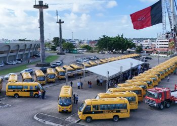 Governador Lucas Ribeiro entrega novos ônibus escolares com investimento de R$ 22 milhões