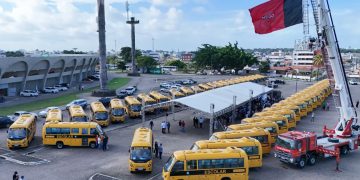 Governador Lucas Ribeiro entrega novos ônibus escolares com investimento de R$ 22 milhões