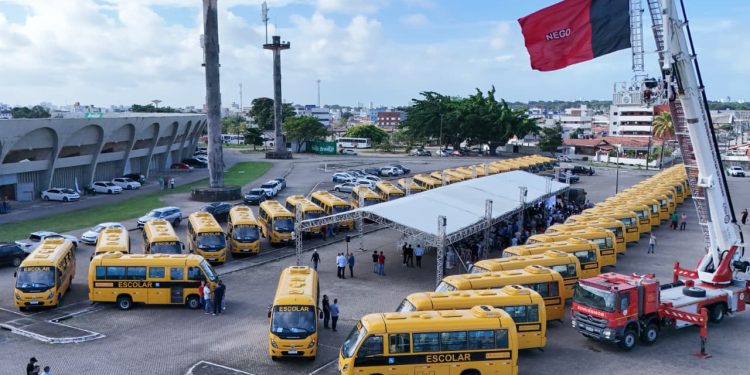 Governador Lucas Ribeiro entrega novos ônibus escolares com investimento de R$ 22 milhões