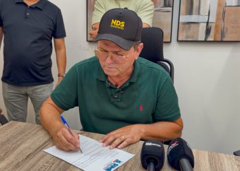 Prefeito de Sumé assina ordem de serviço para a construção de 25 casas populares
