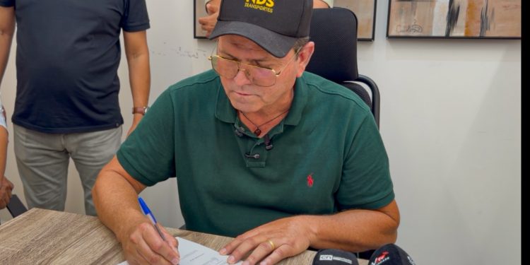 Prefeito de Sumé assina ordem de serviço para a construção de 25 casas populares