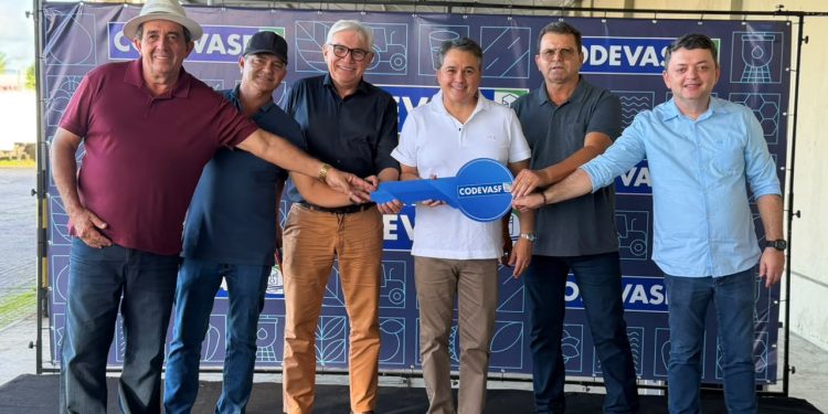 Prefeitura de Sumé recebe máquina patrol para reforçar infraestrutura do município