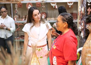 Primeira-dama Camila Mariz acompanha artesãos paraibanos na Fenearte, em Pernambuco
