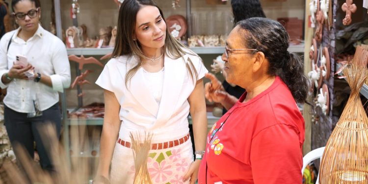 Primeira-dama Camila Mariz acompanha artesãos paraibanos na Fenearte, em Pernambuco Primeira-dama Camila Mariz acompanha artesãos paraibanos na Fenearte, em Pernambuco
